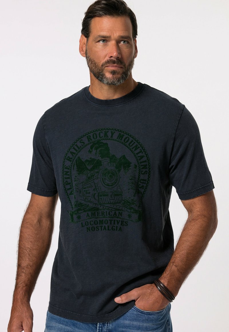 Tmavě modré bavlněné tričko s vintage grafikou vlaku v zelené barvě na přední straně. Krátké rukávy a kulatý výstřih. Ošoupaný vzhled.