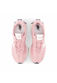 Zapatillas deportivas rosas con un upper texturizado, cuello acolchado y acentos blancos. Presenta una suela robusta con acentos negros y cordones.