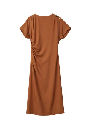 Robe marron longueur genou avec manches courtes, fronces sur le côté et deux boutons dorés sur l'épaule gauche.
