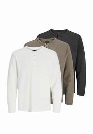 Trois chemises henley à manches longues en blanc, beige et gris foncé, chacune avec un col arrondi et une patte de boutonnage de trois boutons.