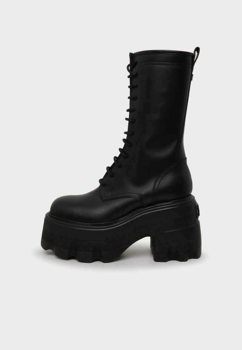 Botte haute en cuir noir à plateforme avec semelle épaisse crantée et hauteur mi-mollet, vue de profil droit sur fond uni.