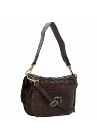 Borsa a spalla in pelle marrone con dettaglio intrecciato sulla parte superiore, tracolla regolabile, accessori in tonalità oro e accentuazione con borchie sul davanti.
