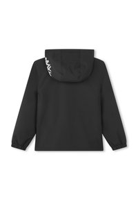 Giacca nera con cappuccio, polsini elasticizzati e un logo bianco prominente sul retro. Tessuto liscio, vestibilità rilassata, design minimale.