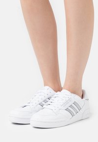 adidas Originals CONTINENTAL 80 STRIPES  - Sportcipő -  white