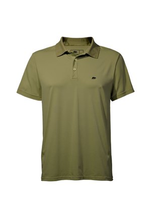 Polo verde oliva realizzato in tessuto liscio, dotato di un colletto con tre bottoni e un piccolo logo di un orso nero sul lato sinistro del petto.