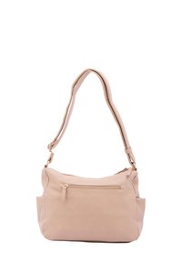 Borsa a spalla in pelle beige con forma curvata, tracolla singola regolabile, tasca con zip frontale e finitura testurizzata. Accent del logo in tonalità oro.