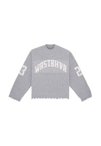 Szary, krótki sweter o ryżowym splocie, z napisem "WRSTBHVR" oraz cyframi "2" i "3" w białym kolorze na rękawach i klatce piersiowej. Postrzępiony dół.