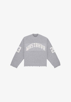 Grijze cropped trui met ribbeltextuur, met de tekst "WRSTBHVR" en de nummers "2" en "3" in het wit op de mouwen en de borst. Raffelzoom.