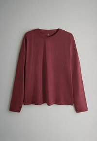 Bordo krāsas garām piedurknēm T-krekls no mīksta auduma, ar apaļu apkakli un vaļēju piegriezumu ar taisnu apakšmalu. Nav redzamu rakstu vai izcēlumu.