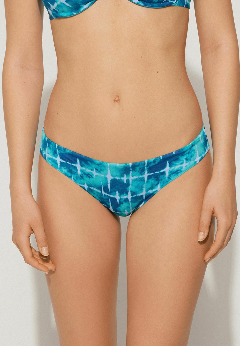 Dno bikin a multikolorovém tie-dye vzoru s odstíny modré a tyrkysové. Měkký materiál s nízkým střihem a širokým pasem.
