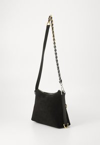 Borsa a tracolla in suede nero con chiusura a zip, dotata di tracolla in pelle e un accento di catena metallica per un tocco di dettaglio.