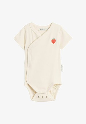 Kremowy, krótko rękawowy bodziak dla niemowląt z zapinanym krojem, ozdobiony małą, haftowaną truskawką na piersi oraz zapięciami na napy na dole.