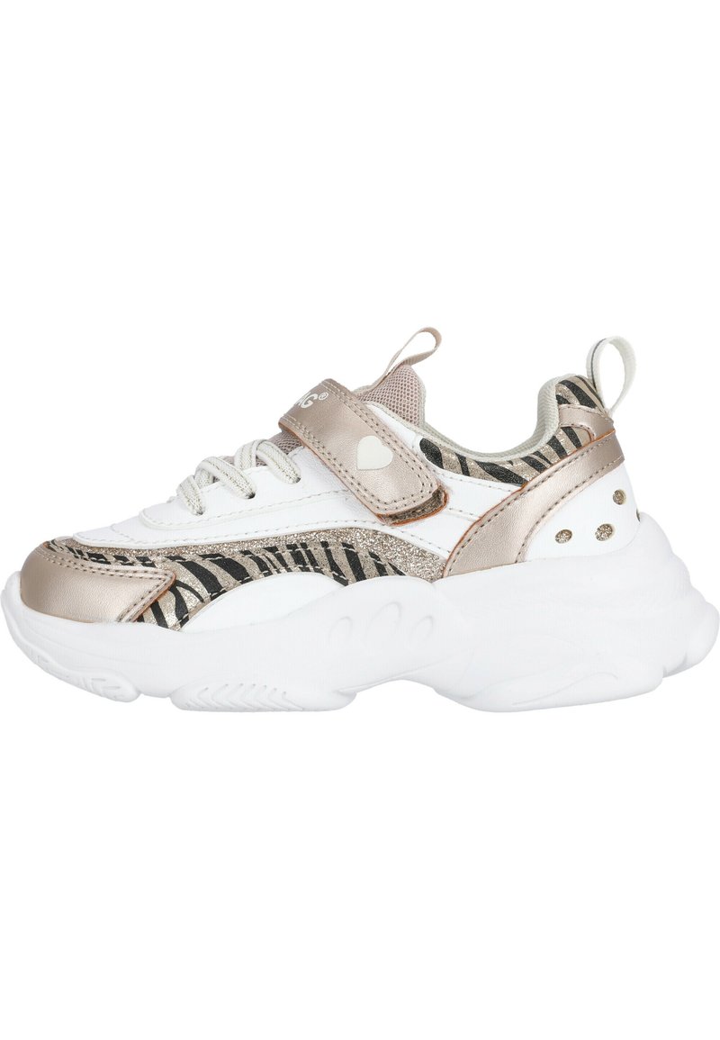 Chaussure de sport blanche et dorée avec un design en imprimé zèbre, tige texturée, col rembourré et sangle Velcro sur le côté.