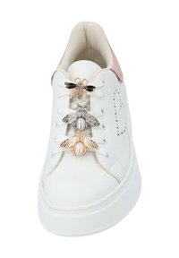 Baskets blanches avec un empeigne en cuir lisse et un talon rose texturé. Présente trois pendentifs en forme d'abeille en accents doré, argenté et noir.