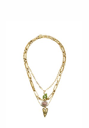 Złoty naszyjnik warstwowy z dwoma stylami łańcuchów, z zielonym kamieniem, owalnym różowym kamieniem w srebrnej oprawie, małymi perłami oraz teksturowanym złotym wisiorkiem w kształcie serca.