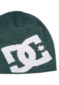 Zielona dziana czapka z miękką fakturą, z dużym białym logo DC i wzorem gwiazdy z przodu. Góra lekko zwęża się.