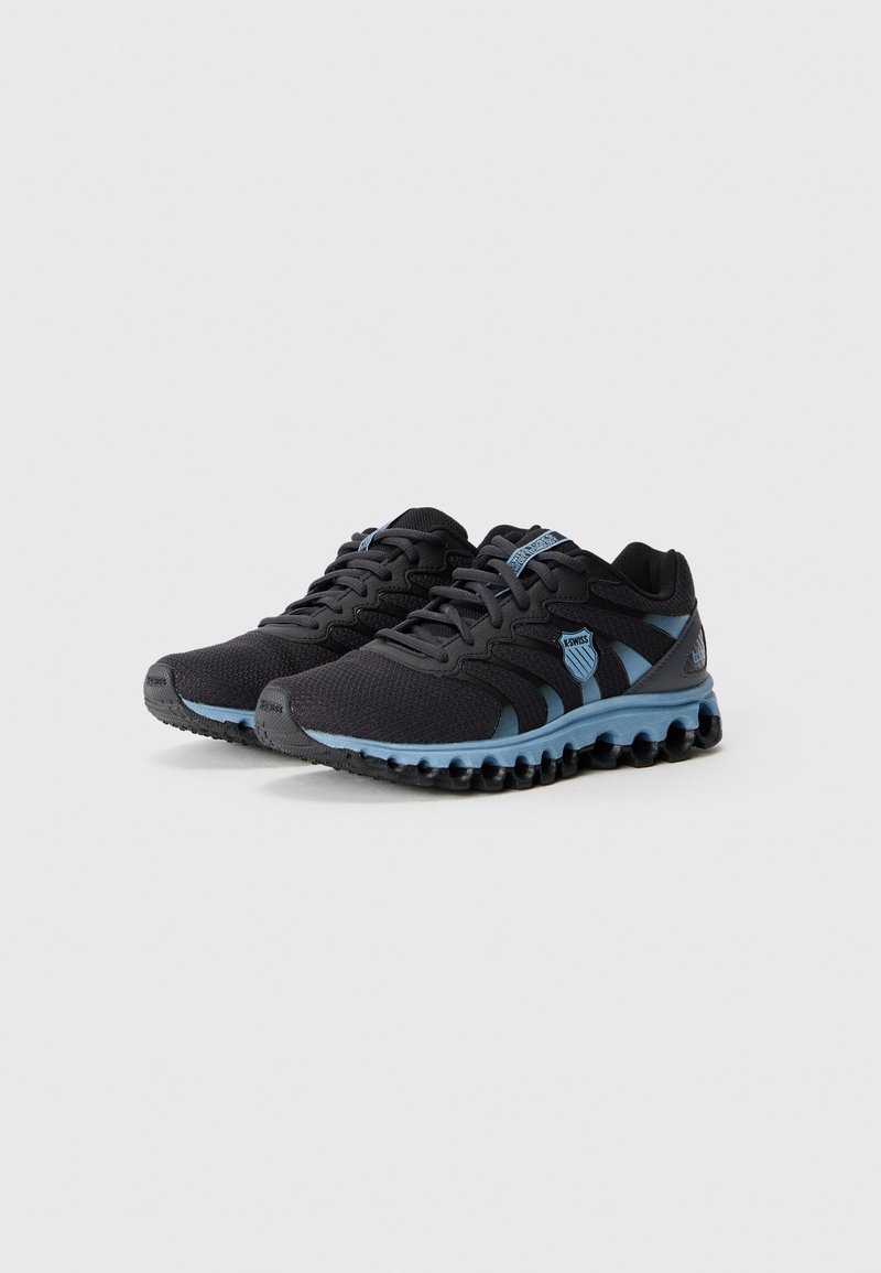 Schwarze Sportschuhe mit einem oberen Teil aus Mesh, hellblauen Akzenten, gepolstertem Sohlen und strukturiertem Profil für Halt. Mit Schnürsenkeln und Branding.