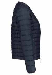 Marinblå pufferjacka med ett kviltat mönster. Har en framsida med dragkedja och sidofickor. Slätt, lätt material med en figursydd passform.