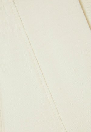 Krémová látka so štruktúrovaným tkaním, s viditeľným šitím a hladkým, jemným povrchom. Materiál vyzerá ako ľahký a pružný.