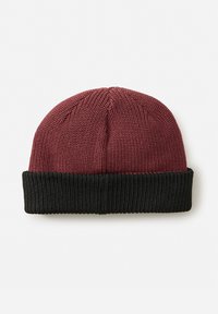 Strikket hat med en bordeaux top og en sort ribbet manchet. Har en tætsiddende pasform og struktureret overflade, velegnet til koldt vejr.