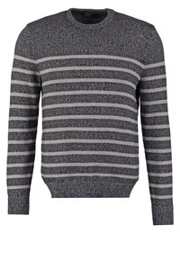Maglione grigio con strisce orizzontali grigie chiare, scollo rotondo, maniche lunghe, tessuto testurizzato e polsini e orlo a costine.