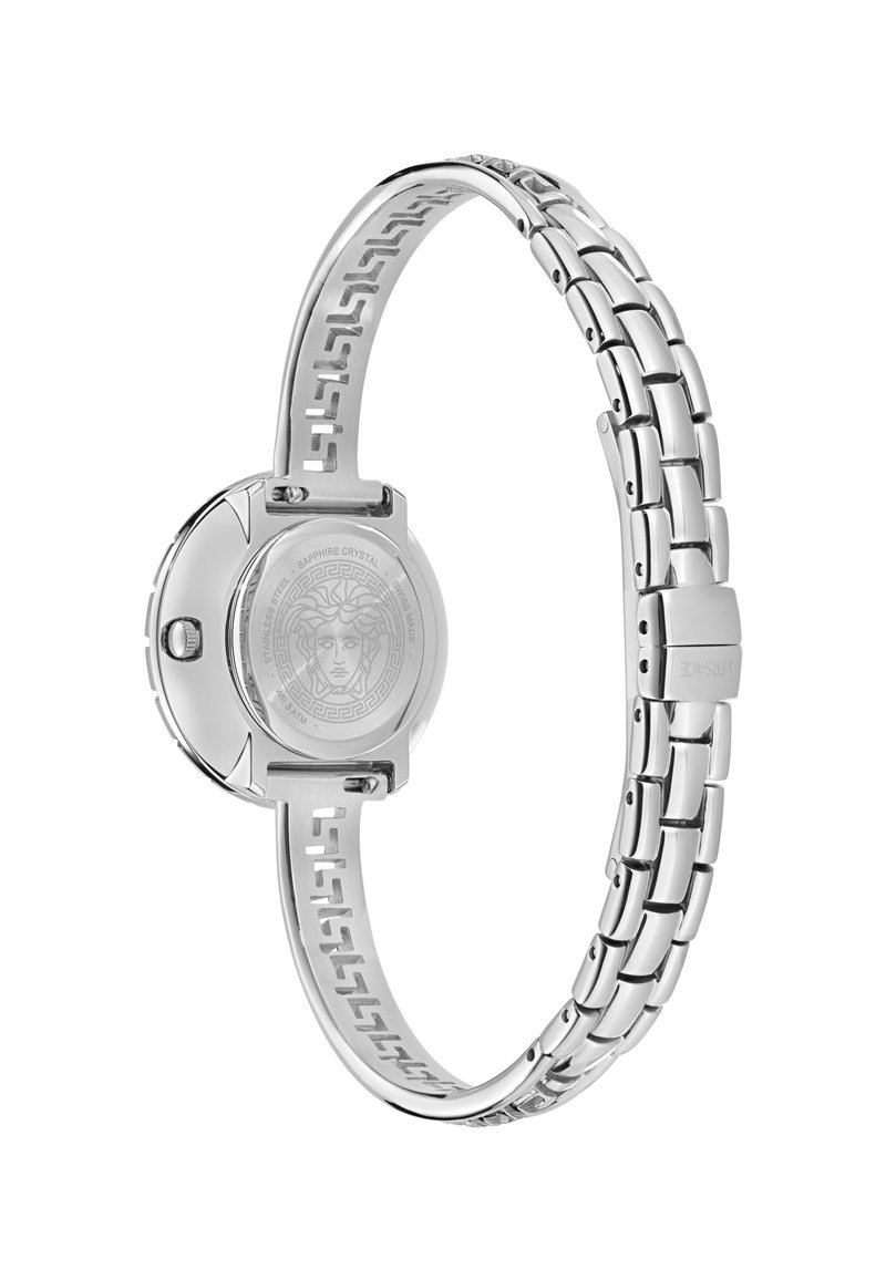 Srebrny zegarek ze stali nierdzewnej z bransoletą ogniwową, grawerowaną głową Meduzy na odwrocie oraz skomplikowanym geometrycznym wzorem na wewnętrznej stronie paska.