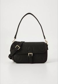 Fekete bőr válltáska dombornyomott kör alakú mintákkal, elől csattos pánttal, és állítható, levehető vállpánttal, fehér háttéren.