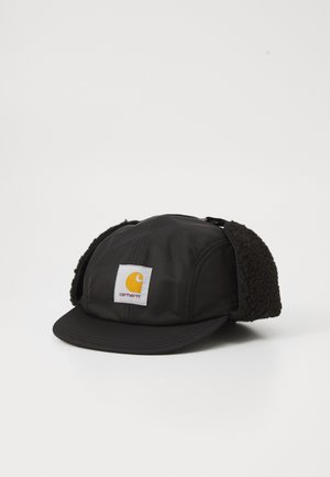 Fekete sapka puha, plüss fülvédő tervezéssel, sárga Carhartt logóval és ívelt karimával. Vízálló anyag matt felülettel.