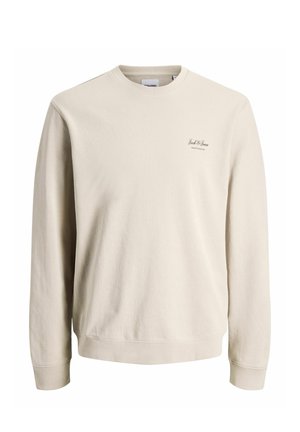 Svetlo bež pulover iz mehke tkanine, z okrolim izrezom, dolgimi rokavi in majhnim logotipom na prsih. Klasičen kroj in tekstura.