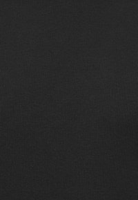 Μαύρο υφαντό ύφασμα με κάθετες στενές ραβδώσεις που δημιουργούν ένα διακριτικό ριγέ μοτίβο.