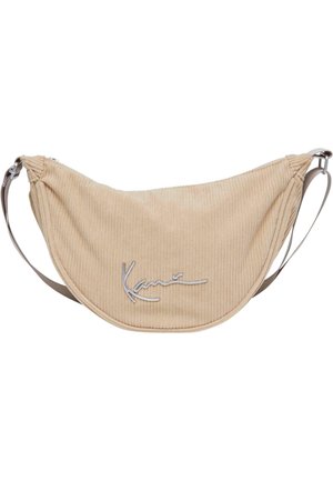 Sac à épaule beige en forme de demi-lune avec tissu texturé et logo argenté "Karl" sur le devant, avec sangle grise ajustable et fermeture éclair.