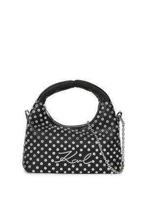 Schwarze Handtasche mit weißen Polka-Dots, gepolstertem Griff, silberner Kettenriemen und silberner "Karl" Signatur auf der Vorderseite.