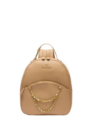 Zaino in pelle beige con tasca frontale con cerniera e catena dorata decorativa, con logo cucito sul pannello frontale superiore.