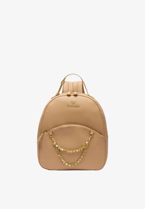 Zaino in pelle beige con tasca frontale con cerniera e catena dorata decorativa, con logo cucito sul pannello frontale superiore.
