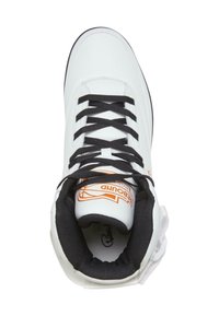 Baskets montantes en matériau synthétique blanc avec des lacets et une doublure noirs. Présentent un bout rond, un col rembourré et un patch logo orange.