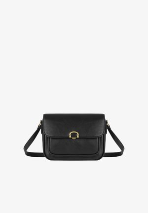 Sac à main en cuir noir avec un fermoir en métal doré, de forme rectangulaire, avec un rabat et une bandoulière réglable. Texture lisse avec une poche avant.
