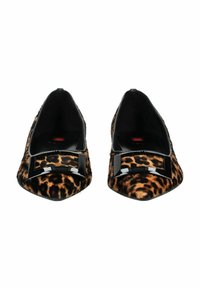 Ballerine con stampa leopardata realizzate in tessuto texturizzato, con punta affusolata e caratterizzate da una grande fibbia nera in plastica sul collo del piede.