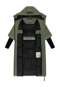 Puffa-jacka i olivgrön med dragkedja, svart foder, två innerfickor och framträdande varumärkning på insidan.