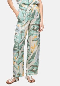 Lehké, vzorované kalhoty s páskem na stažení v odstínech zelené, modré a žluté, s bočními kapsami a uvolněným střihem.