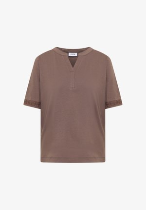 Lyhythihainen ruskea toppi, jossa V-halkio kauluksessa ja koristellut pitsireunukset hihoissa, brändilappu "CECIL" kauluksen sisäpuolella.