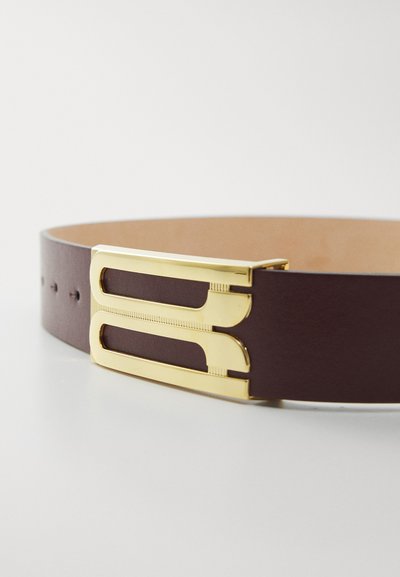 Cinturón de cuero marrón con una hebilla de metal dorado que presenta un diseño de doble barra y acentos horizontales. Textura suave con costuras visibles.