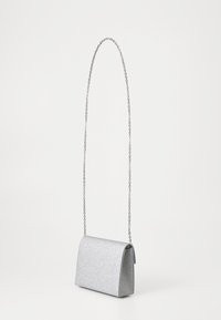 Stříbrná glitrová crossbody kabelka se strukturovaným tvarem, plochým uzávěrem a řetízkem na nošení. Hladký povrch s třpytivým finišem.