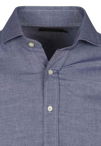 Blauwe denim shirt met een puntige kraag, een enkele knoopsluiting en contrasterende stiksels. De stof heeft een subtiele textuur met een schone afwerking.