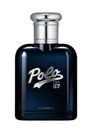 Mørkeblå glaseret parfume flaske med en sølvfarvet låg; fremhæver ordet "Polo" tydeligt og "Ralph Lauren EST. 67." nederst.