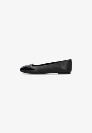 Mustad nahast balletti kingad, millel on läikiv toe-kate, sile keha ja väike aksentdetail esiosas. Madal konts, millel on aerodünaamiline kuju.