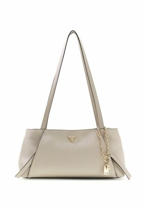 Borsa a tracolla in pelle grigio chiaro con lunghi cinturini, logo triangolare in metallo e catena dorata con due ciondoli pendenti.
