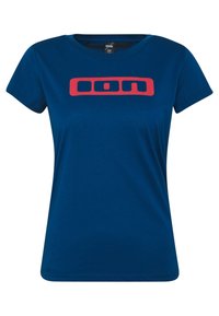 Camiseta de algodón azul con mangas cortas y cuello redondo, con un destacado logo rojo "ION" en el pecho. Textura suave.