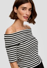 Off-shoulder top in zwart-witte strepen, geribbelde textuur, korte mouwen, aansluitend design, met een ontspannen halslijn en zijpaneel detail.