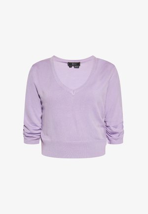 V-hals pullover i blødt lavendel strikstof, med trekvartærmer med samling og en cropped design.