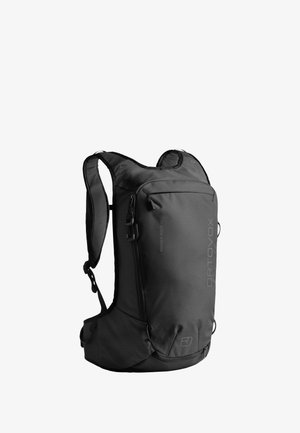 Schwarzer Rucksack mit sleekem Design, aus strapazierfähigem Stoff gefertigt, mit verstellbaren Trägern, einer Vorderreißverschlusstasche und einem Logodetail.